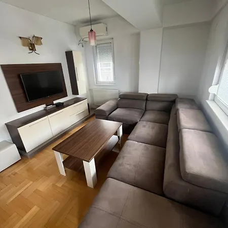 아파트 Aerodrom Cozy *